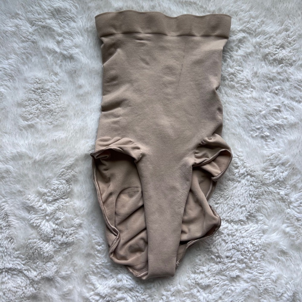 SKIMS Women's Sculpting High Waist Thong Tan Shapewear Size XXS HAS STAINS